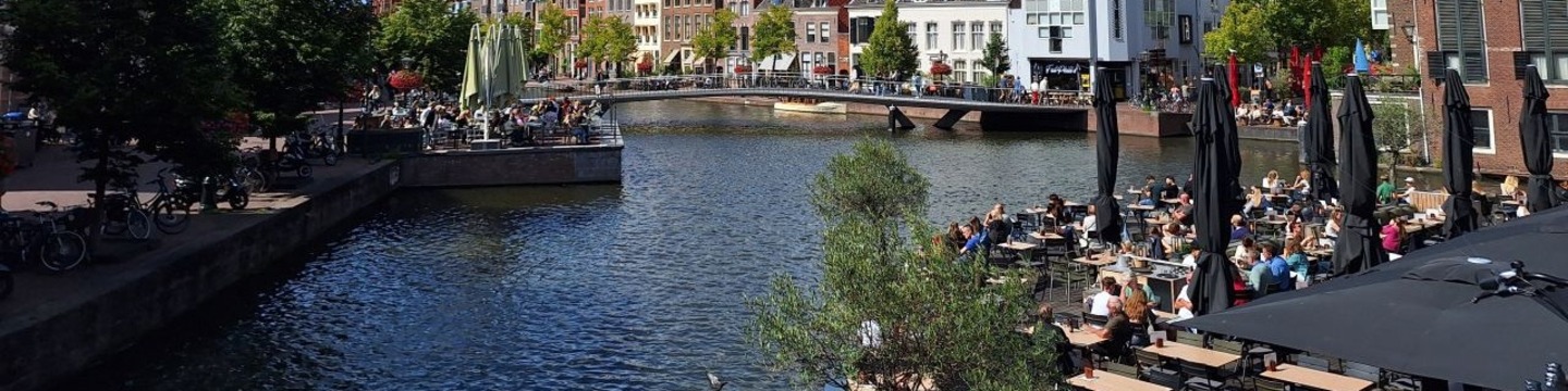 zomers terras in de binnenstad
