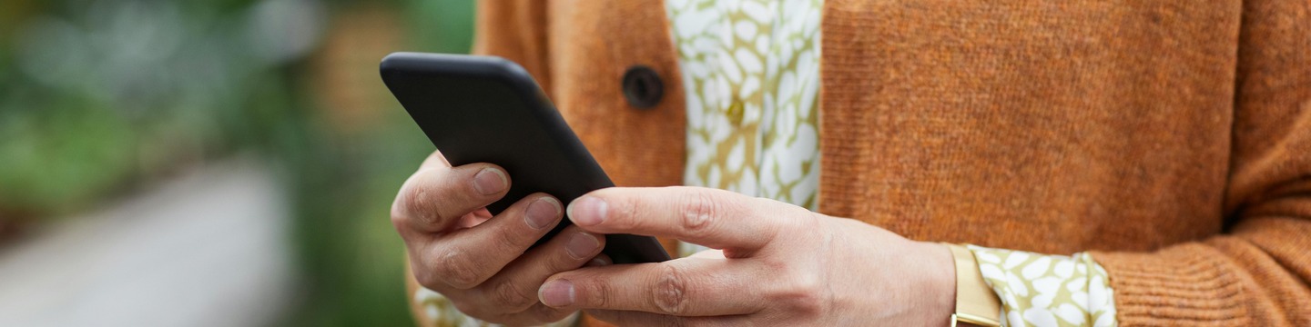 Dame met haar smartphone