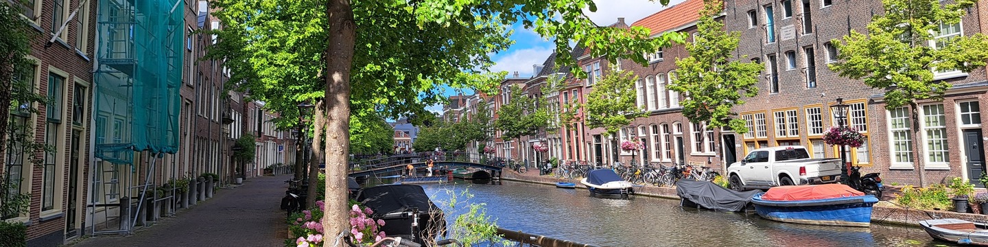 Een foto met uitzicht op de Oude Rijn, een deel van de stad met veel monumenten in hun omgeving.
