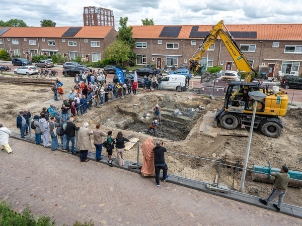 De opgraving van de Romeinse weg in de Frederik van Eedenlaan trok veel aandacht.