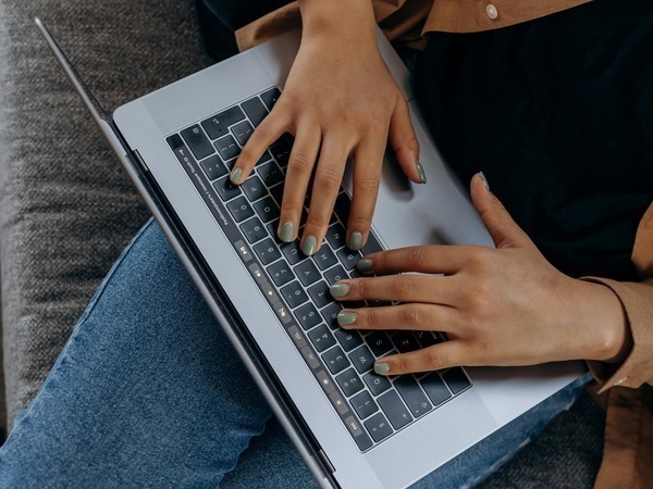 Dame typt op haar computer