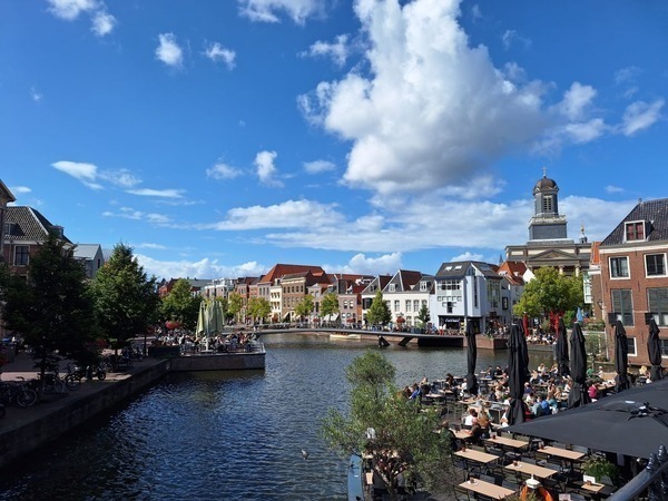 zomers terras in de binnenstad