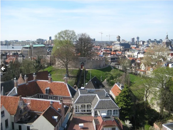 Luchtfoto met de burcht op de voorgrond