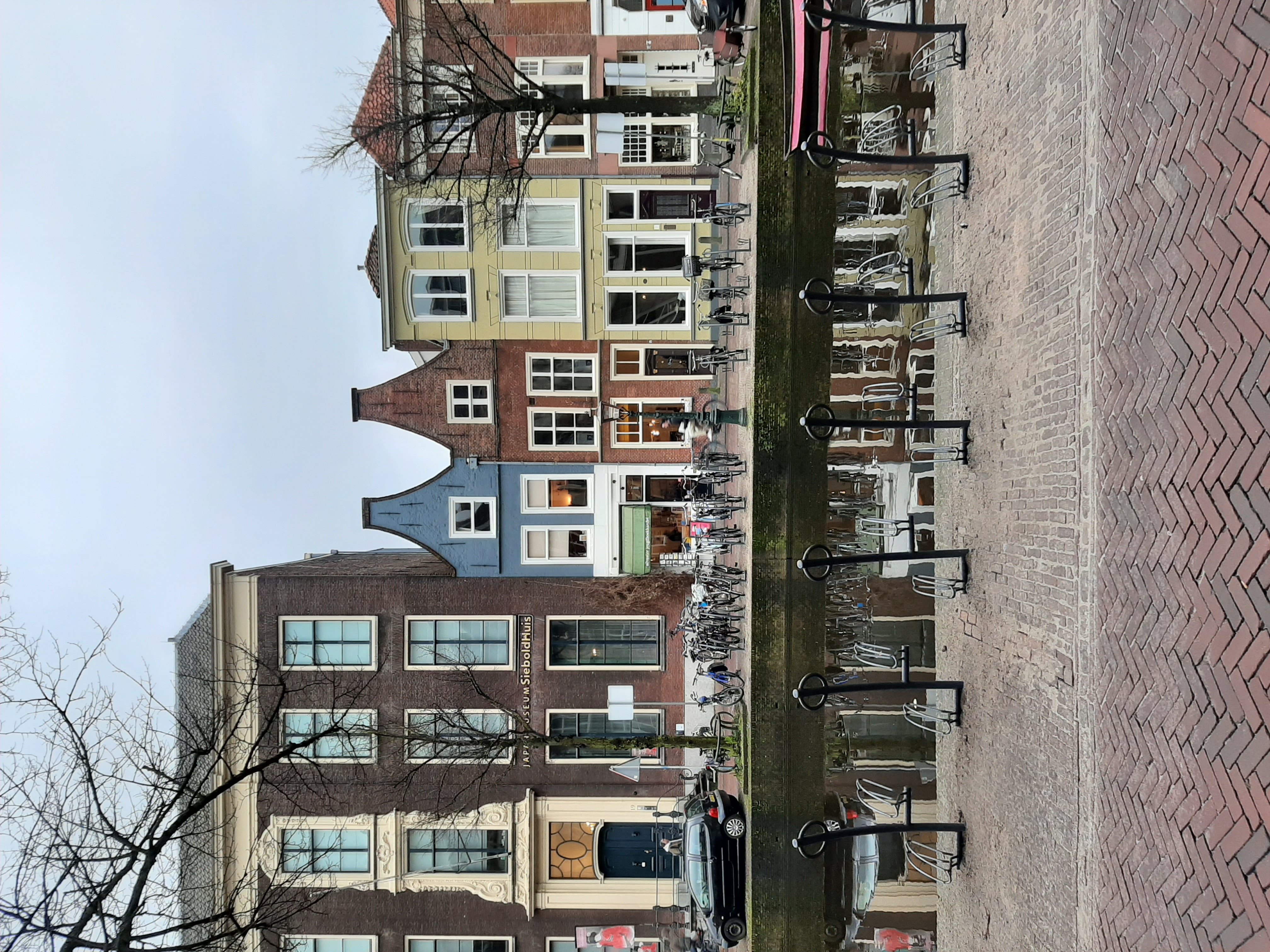 De nieuwe demontabele fietsenrekken op het Rapenburg