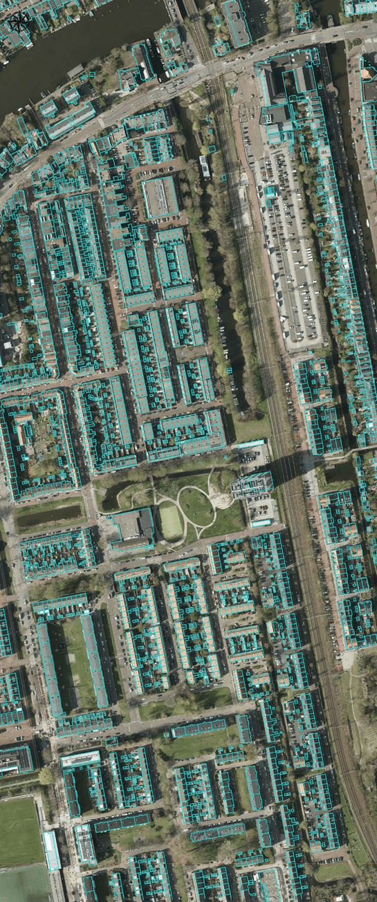 Satelietfoto. De huizen zijn blauw omlijnd, het spoor bevindt zich rechts en in het midden van de foto zijn het speelterrein en De Verleyding te zien.